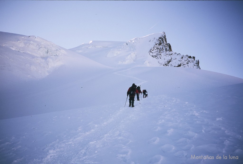 Subiendo por el Glaciar del Monte Rosa; delante las estribaciones de Sattel